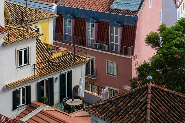 houses-roofs-lisbon-2605021777773579..webp